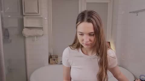 Snapshot of yummyemiily chatting on February 18, 5:20 pm Emily online show from February 18, 5:20 pm