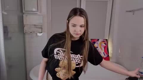 Snapshot of yummyemiily chatting on February 24, 6:28 pm Emily online show from February 24, 6:28 pm