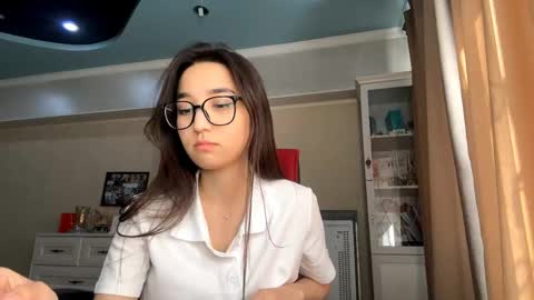 yunsylney online show from May 16, 10:36 am