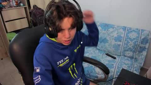 Snapshot of yurii_moody chatting on December 1, 3:28 pm yurii_moody online show from December 1, 3:28 pm