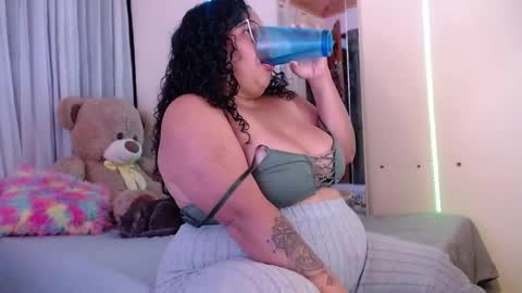 Snapshot of yvonn_jlove chatting on October 8, 1:58 am yvonn online show from October 8, 1:58 am