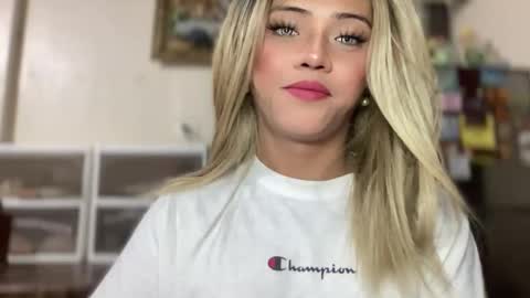 Snapshot of yvonne_guidotti chatting on November 16, 2:06 am Miss Cali online show from November 16, 2:06 am