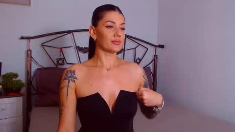 Snapshot of yvonneeverlee chatting on September 18, 7:38 pm I V Y online show from September 18, 7:38 pm