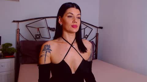 Snapshot of yvonneeverlee chatting on October 21, 7:36 pm I V Y online show from October 21, 7:36 pm