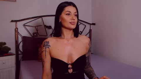 Snapshot of yvonneeverlee chatting on June 1, 7:59 pm I V Y online show from June 1, 7:59 pm
