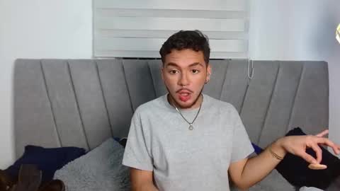 Snapshot of zac_golden chatting on October 28, 3:43 am Zack online show from October 28, 3:43 am