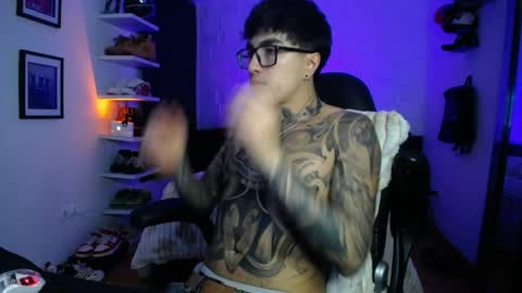 zac_muller1 online show from April 9, 5:18 am