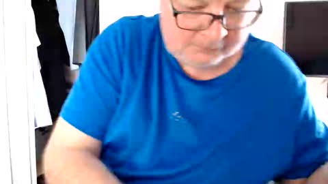 Snapshot of zacsmithuk chatting on June 7, 9:13 am Zac Smitj online show from June 7, 9:13 am