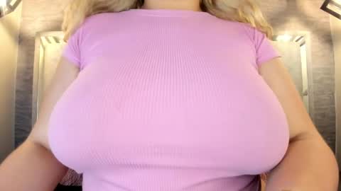 Snapshot of zafiro_claire chatting on May 2, 6:46 pm Claire online show from May 2, 6:46 pm