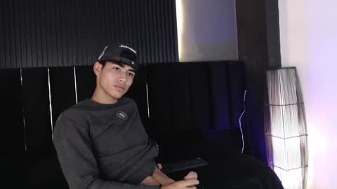 Snapshot of zander_2120 chatting on March 1, 12:28 am Zander online show from March 1, 12:28 am