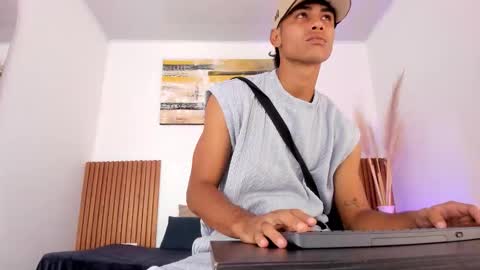 Snapshot of zander_2120 chatting on December 20, 12:56 pm Zander online show from December 20, 12:56 pm