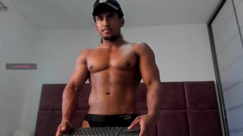 Snapshot of zane_lux chatting on February 27, 7:47 pm Zane Lux online show from February 27, 7:47 pm