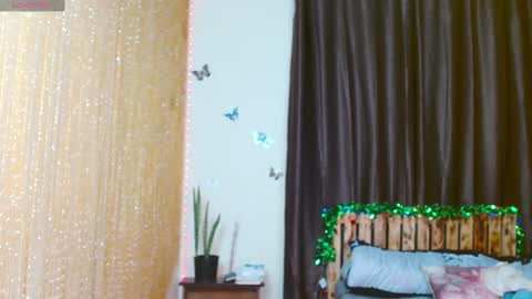 Snapshot of zara_lae chatting on December 18, 2:53 am nicky online show from December 18, 2:53 am