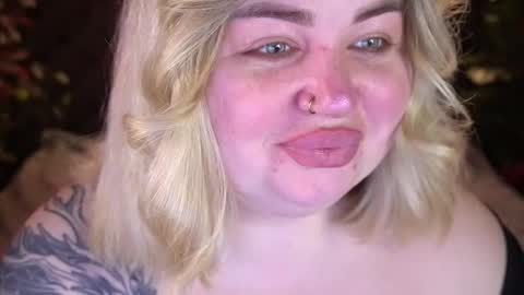 Snapshot of zarareign_ chatting on April 21, 8:12 pm Lola online show from April 21, 8:12 pm