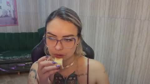 Snapshot of zarcasutra_t chatting on June 1, 12:40 pm Isabella online show from June 1, 12:40 pm