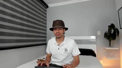 Snapshot of zaynshadow_ chatting on October 18, 6:37 am zaynshadow_ online show from October 18, 6:37 am