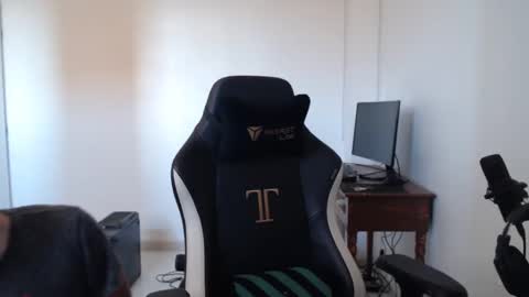 Snapshot of zazou3113 chatting on December 16, 8:31 am Grizzly Bear online show from December 16, 8:31 am