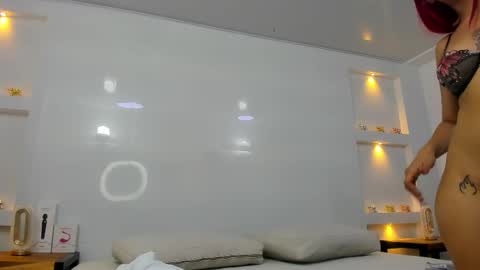 Zenda Evans online show from November 10, 4:00 am