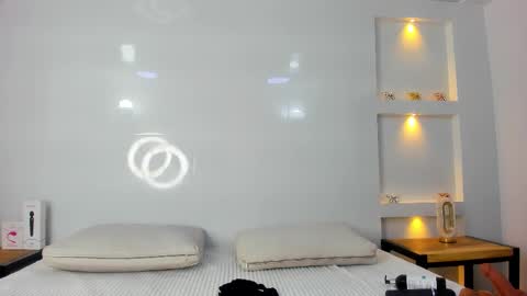 Zenda Evans online show from December 4, 4:11 am