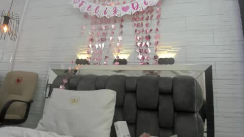 Zenda Evans online show from February 7, 10:30 am