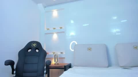 Zenda Evans online show from April 18, 4:27 am