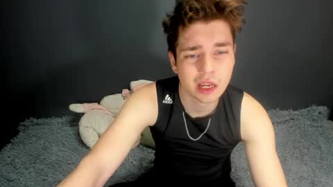 Ethan online show from April 18, 1:53 am