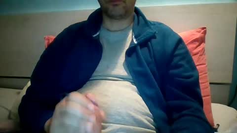 Snapshot of zeus00811 chatting on December 4, 8:12 am zeus online show from December 4, 8:12 am