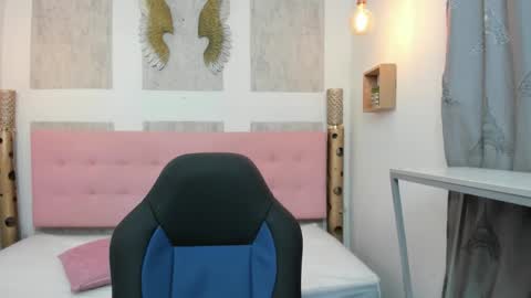 ZHAMIRA  ANDRES online show from January 15, 7:28 pm