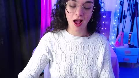 zoe_0111 online show from December 21, 4:36 pm