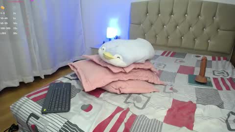 Snapshot of zoe_alanaa chatting on December 24, 11:33 pm ZOEE online show from December 24, 11:33 pm