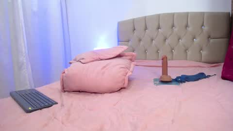 Snapshot of zoe_alanaa chatting on February 13, 3:07 am ZOEE online show from February 13, 3:07 am