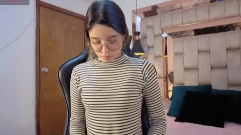 Snapshot of zoe_dear chatting on June 4, 6:47 pm zoe_dear online show from June 4, 6:47 pm