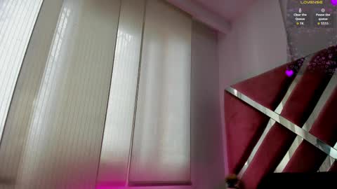 zoe_evaanss_ online show from April 2, 7:33 pm