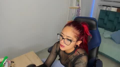 zoe_jonesx online show from April 9, 6:19 am