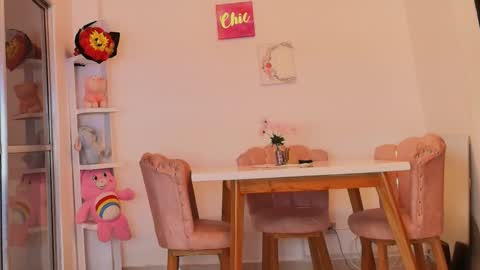 zoe_kravitx_ online show from April 17, 4:59 am