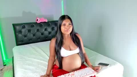 Snapshot of zoe_moon19 chatting on June 25, 6:29 am pocahontas online show from June 25, 6:29 am