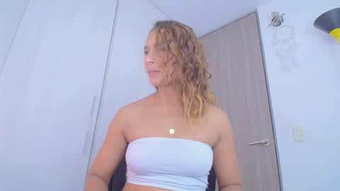 Snapshot of zoe_moon85 chatting on December 18, 8:26 pm zoe online show from December 18, 8:26 pm