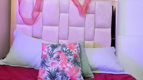 zoe_moreau online show from December 4, 7:22 pm