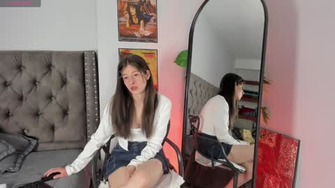 Snapshot of zoe_olsen__ chatting on February 1, 1:20 pm Zoe Olsen online show from February 1, 1:20 pm