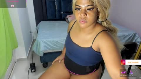 Snapshot of zoe_rosee4 chatting on May 3, 10:49 pm zoe_rosee4 online show from May 3, 10:49 pm