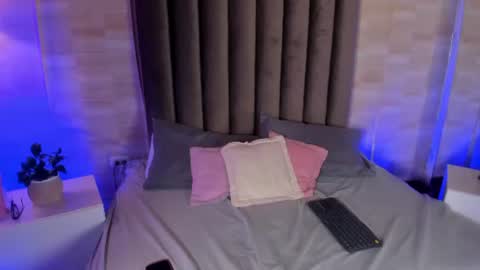 zoe_rousee_ online show from August 6, 7:27 pm