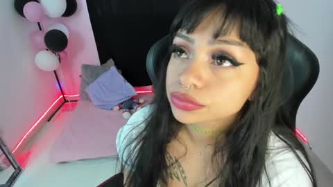 zoe_sullivan_ online show from December 7, 12:35 pm