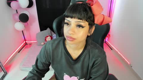 zoe_sullivan_ online show from December 12, 12:44 pm