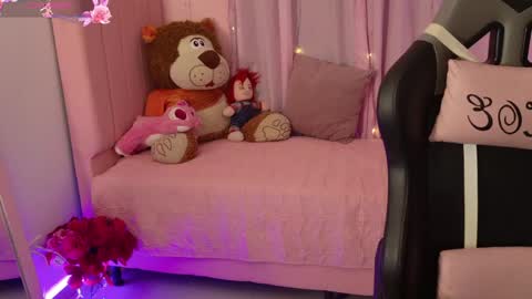 zoe_sullivan_ online show from May 30, 9:06 am