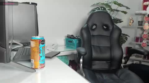 Snapshot of zoeconti chatting on December 22, 2:41 am Zoe online show from December 22, 2:41 am