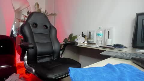 Snapshot of zoeconti chatting on February 12, 8:09 am Zoe online show from February 12, 8:09 am