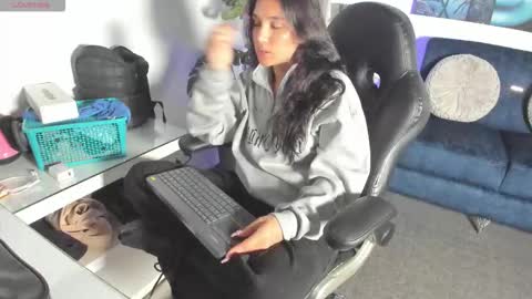 Snapshot of zoeconti chatting on February 24, 2:53 am Zoe online show from February 24, 2:53 am