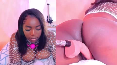 Snapshot of zoeethompson_cm chatting on April 25, 1:52 pm online show from April 25, 1:52 pm