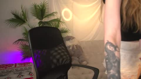 Snapshot of zoeford_ chatting on May 7, 5:35 am ZOE online show from May 7, 5:35 am
