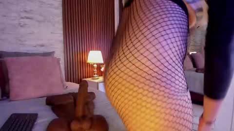 zoehiltonx online show from June 5, 1:39 pm